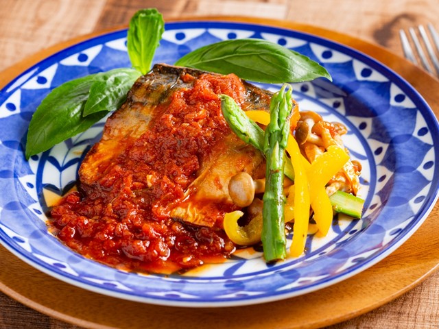 鯖のマリナーラソース。マリナーラソースはイタリア語で『漁師風の』という意味です。トマト、ニンニク、バジル等を使った、イタリアらしい、シンプルで美味しいソースで、ふっくらジューシーな鯖を軽く煮込んだオシャレな一品です。
